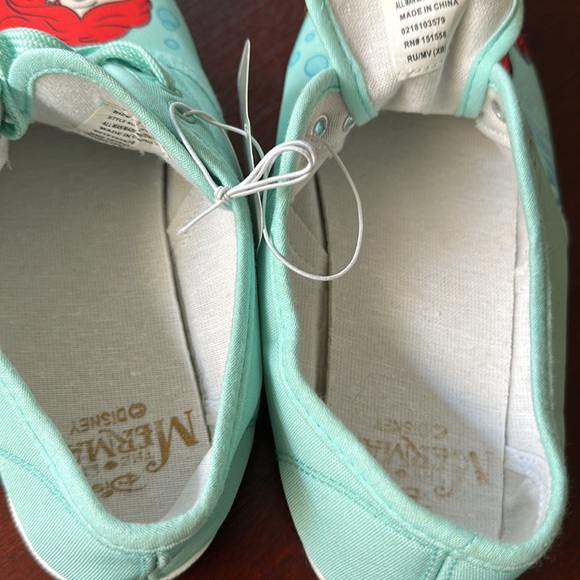 NWT Canvas Little Mermaid Sneakers. Womens Size 7. Missing 1 shoestring. - Picture 4 of 4